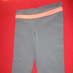 KIRKLAND BRAND GREY CROP YOGA PANTS MEDIUM